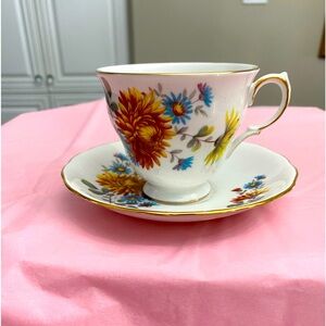 VTG 1950’S QUEEN ANNE FOOTED TEACUP AND SAUCER WITH MUMS AND DAISIES